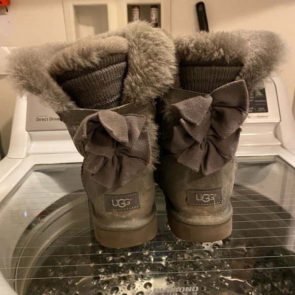 *SOLD* UGG Bailey Bow Short Ruffle in Charcoal - Picture 5 of 7